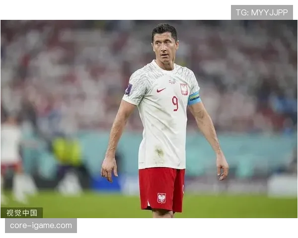 莱万每天五点起床练射门，老婆说他连做梦都在喊“传球！”