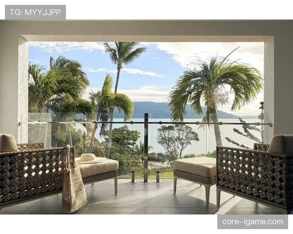 刷到扎克拉文家的泳池照——里面竟然还有个小岛，我连自家阳台都没有